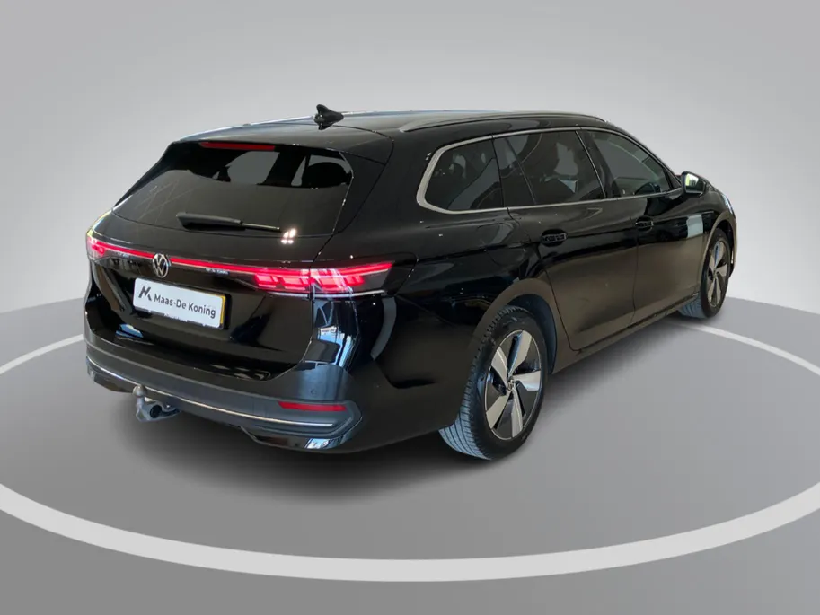 Volkswagen Passat Variant 1.5eTSI/150PK Elegance Business DSG · Trekhaak · Camera · Apple/Android Car Play · Navigatie · Dodehoeksensoren · Massage · Stoelverwarming ·