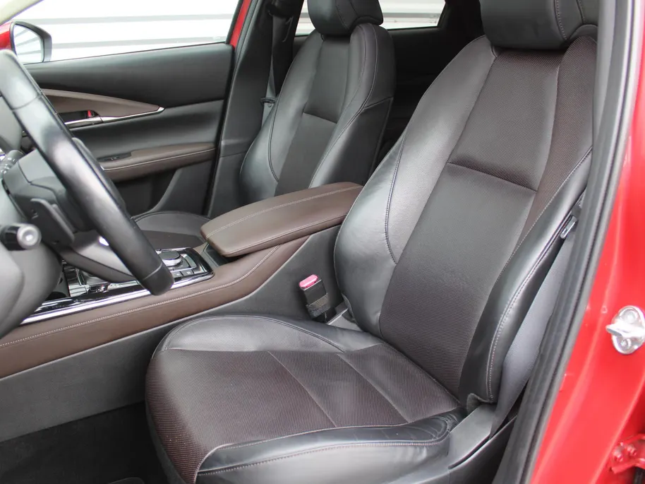 Mazda CX-30 2.0 e-SkyActiv-X M Hybrid Luxury | Trekhaak | Schuifdak | 18' LM | Leer | Elektr. stoelverstelling | Stuur-/stoelverwarming | HUD | 360 Camera | Winterset |