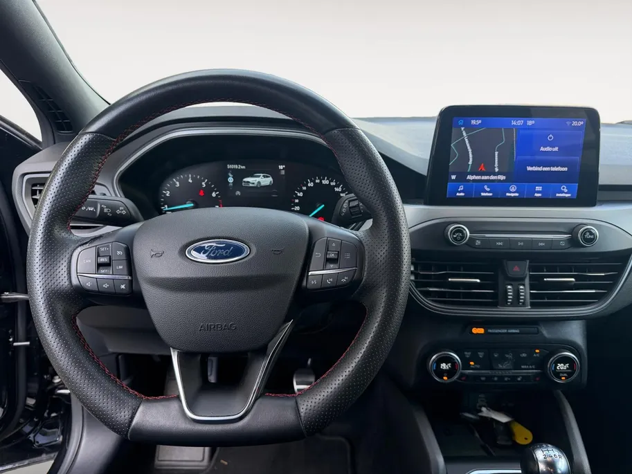 Ford Focus Wagon 1.0 EcoBoost Hybrid ST Line Style | Dealer onderhouden | NL auto | Winter pack | Trekhaak | Navigatie | Apple carplay & Android auto | Parkeersensoren voor en achter | Achteruitrijcamera | Cruise control | Draadloos opladen mobiel | Privacy glas | B