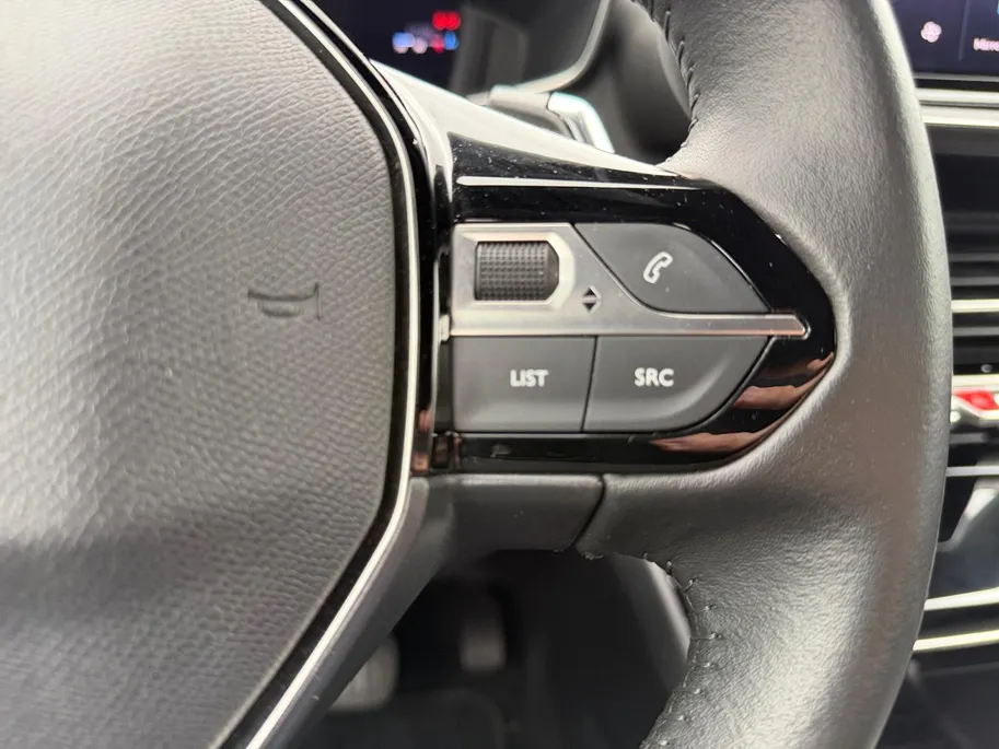 Peugeot 2008 1.2 PureTech 130 Allure | Automaat | Parkeersensoren voor en achter | Acteruitrijcamera | Apple carplay & Android auto | Cruise control | Navigatie | Trekhaak | Bovag garantie |