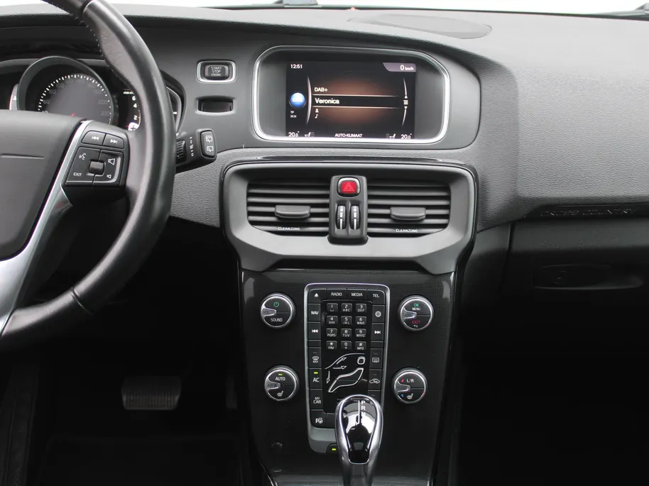 Volvo V40 Cross Country 1.5 T3 Dynamic Edition | Trekhaak | 17' LM | Panoramadak | Leer | PDC v+a | Camera | Stoel-/voorruitverwarming | HK audio |
