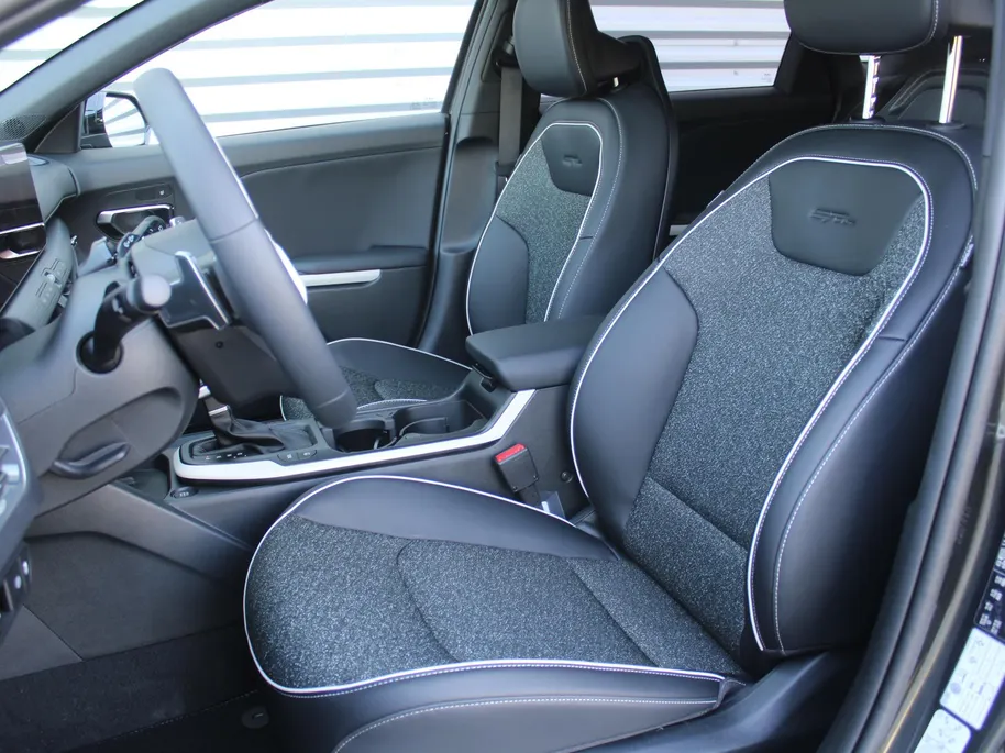 Kia K4 1.0 T-GDi MHEV GT-Line Launch Edition (pano) | Stuur-/stoelverwarming | Camera | LED | 17' LM | Elek. stoel | Draadloze telefoonlader |