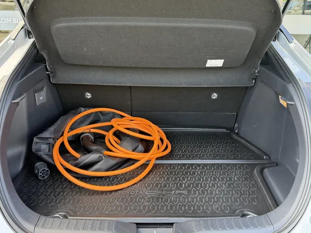 Toyota C-HR 2.0 PHEV 220 Dynamic Bi-Tone | All Seasons |