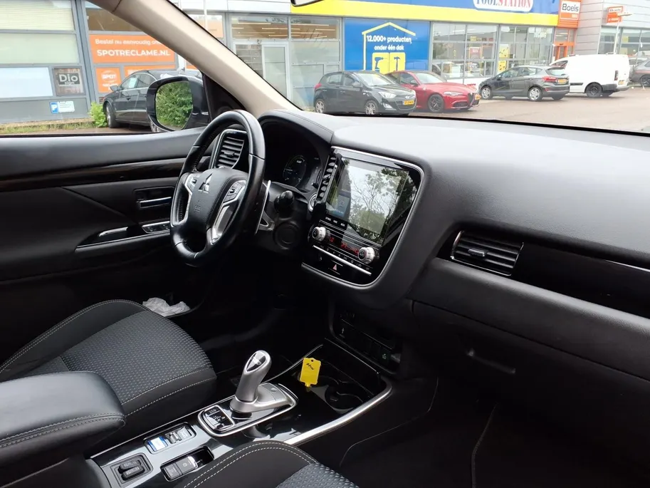 Mitsubishi Outlander 2.4 PHEV Pure Automaat | Trekaak | Andriod/Apple car play