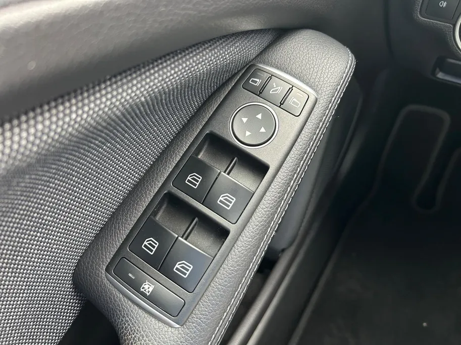 Mercedes-Benz GLA 180 Business Solution Limited | achteruitrijcamera | cruise control | start/stop systeem | Bluetooth telefoonvoorbereiding | schakelmogelijkheid aan stuurwiel |