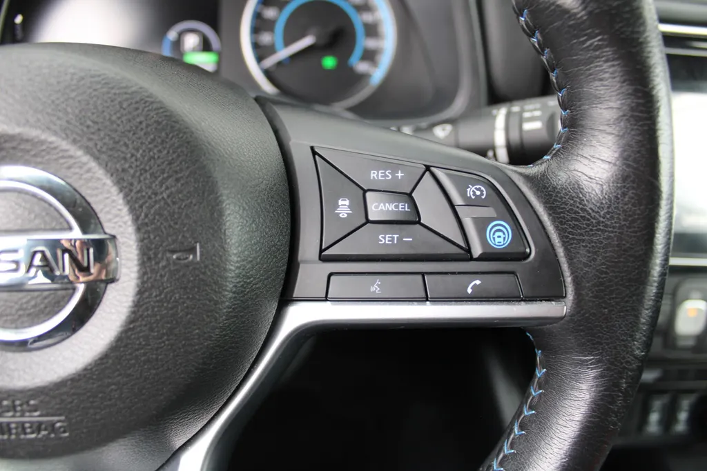 Nissan Leaf Tekna 40 kWh | Trekhaak | Stuur-/stoelverwarming | 360 Camera | LED | Dodehoek detectie | Cruise adapt. | 17' LM | Half leer/stof | Navi |