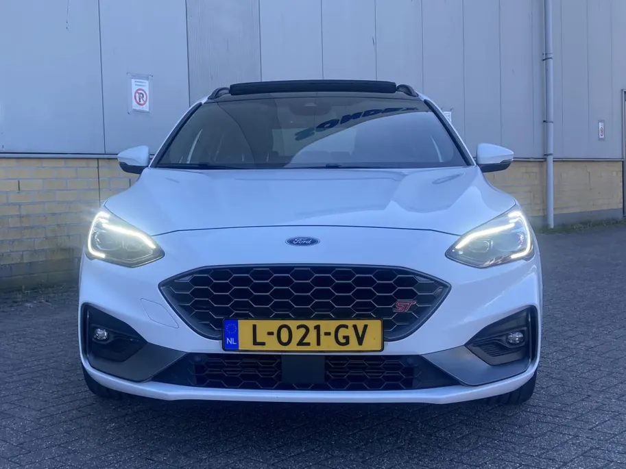 Ford Focus 2.3 EcoBoost ST-3 Performance 280 pk Performance Pack - Recaro Sportstoelen - Panoramadak - Adaptieve LED verlichting Trekhaak
