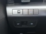 Hyundai Kona 1.6 GDI HEV Premium Sky | Schuif-/kantel dak | Navigatie | Apple Carplay/ Android Auto | Stoelventilatie | Stuur/ Stoelverwarming |