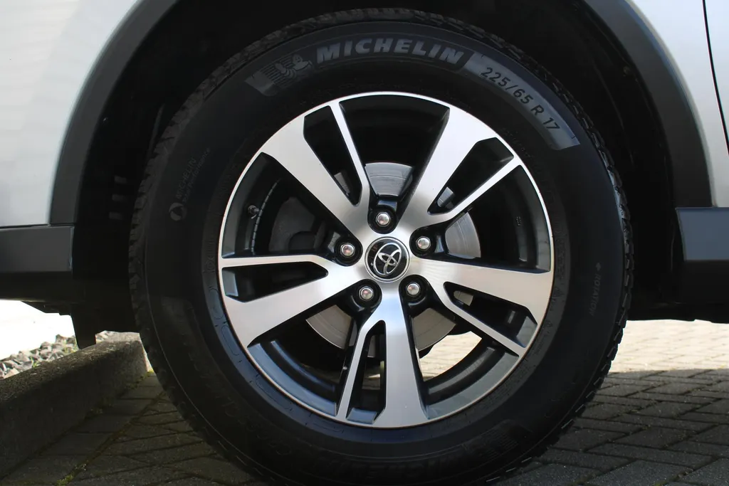 Toyota RAV4 2.0 VVT-i AWD Dynamic | 17' LM | Airco | Navi | Camera | Trekhaak | Automaat |