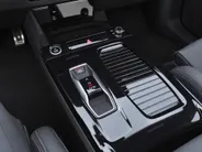 Audi Q6 e-tron S edition 306pk performance 100 kWh · 360 Camera · Leder · Warmtepomp · Luchtvering · Elek. Voorstoelen · Elek. Achterklep · 20'' Inch ·