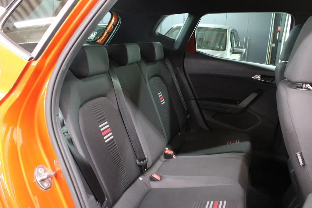 SEAT Arona 1.0 TSI FR Business Intense / 18'' LMV / FULL LED / CAMERA / KEYLESS /
