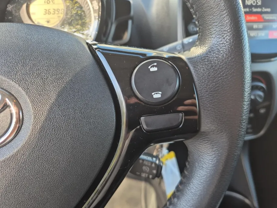 Toyota Aygo 1.0 VVT-i x-play | Airco | Bluetooth | Camera | 5 deurs | Zwart dak |