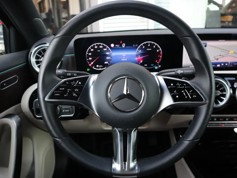Mercedes-Benz A-Klasse 180 Star Edition Luxury Line l Keyless l Panoramadak l Stoelverwarming