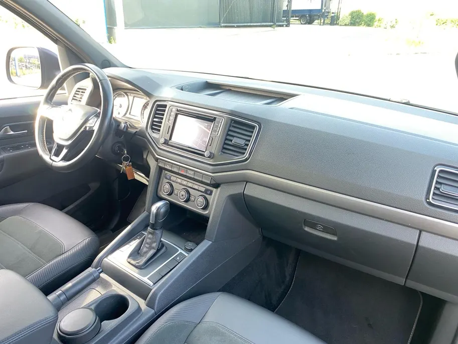 Volkswagen Amarok 3.0 TDI 4Motion Plus Cab Dark Label | Automaat | Trekhaak | Camera | Apple Carplay/Android Auto | Stoelverwarming | Cruise Control | Climate Control | Navigatie
