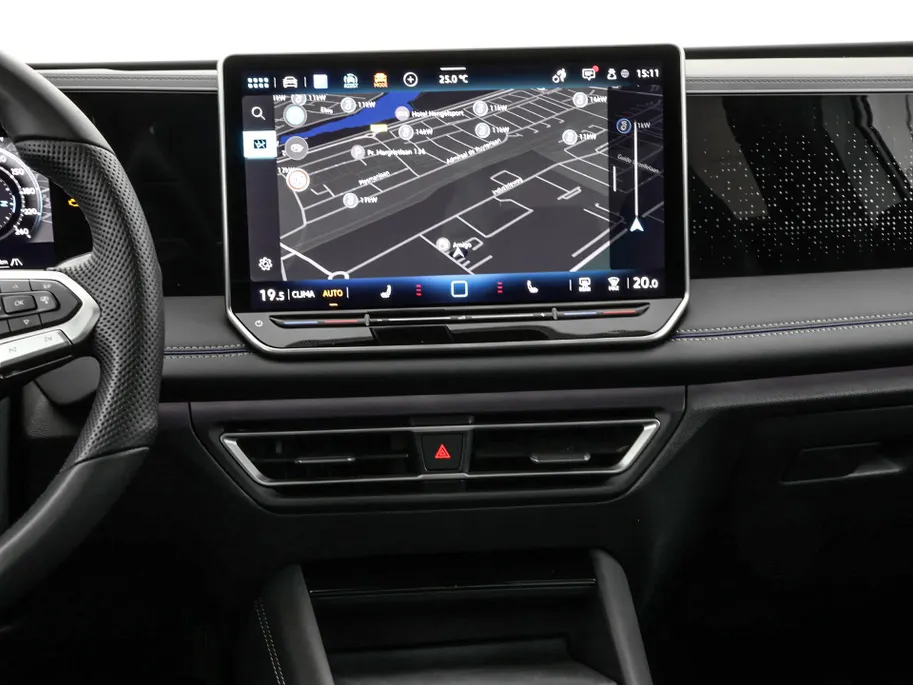 Volkswagen Tiguan 1.5 eHybrid 204pk DSG R-Line Edition · Panoramadak · 360 Camera · Inklap. Trekhaak · Matrix LED · Stuur- & Stoelverwarming + Massage · Achterbank verwarmd · Garantie t/m 09-10-2030 of 100.000km