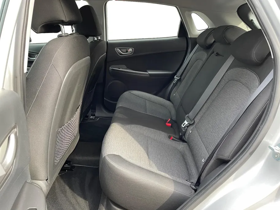 Hyundai Kona EV Comfort 64 kWh 204PK | Warmtepomp | 100% SOH | Adaptive cruise control | Apple Carplay & Android Auto | Achteruitrijcamera | Parkeersensoren achter | Keyless entry | DAB radio |