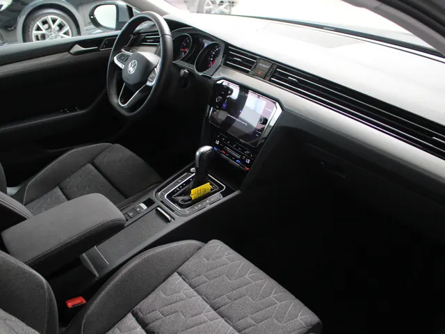 Volkswagen Passat Variant 1.5 TSI Business Navigatie | IQ-Light | 360 Camera | Lichtmetalen Velgen