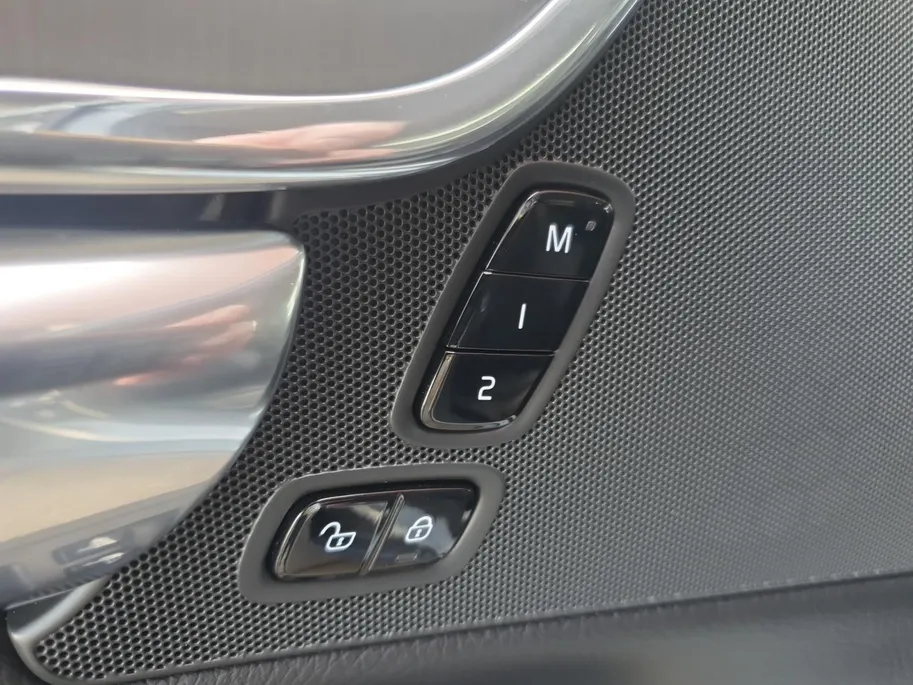 Volvo V90 2.0 T4 Momentum | Stoel en stuurverwarming | Elektrisch bedienbare voorstoelen | Camera | Lederen bekleding | Navigatie | Parkeersensoren voor en achter | Elektrische achterklep |