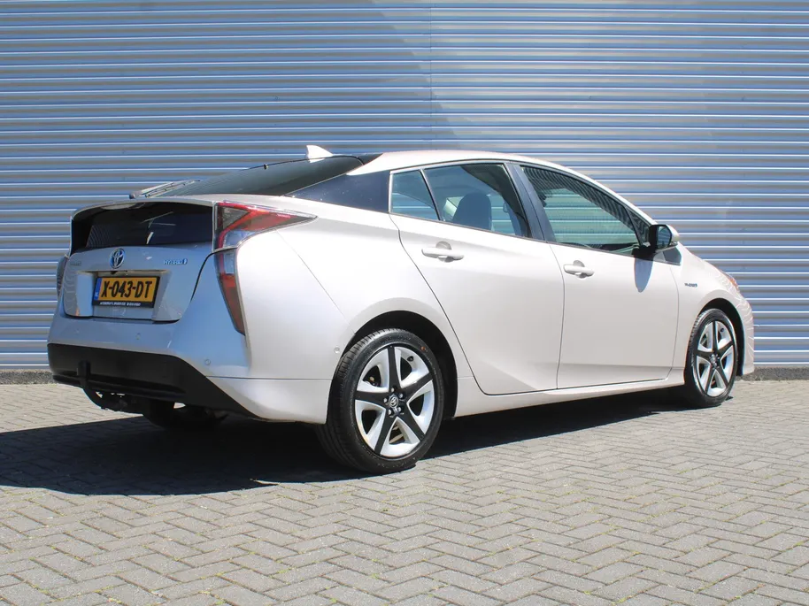 Toyota Prius 1.8 Executive | Trekhaak | Stoelverwarming | Camera | Leer | Dodehoek detectie | JBL audio | HUD | 17” LM | Navi | LED | Cruise adapt. | Incl. winterset |