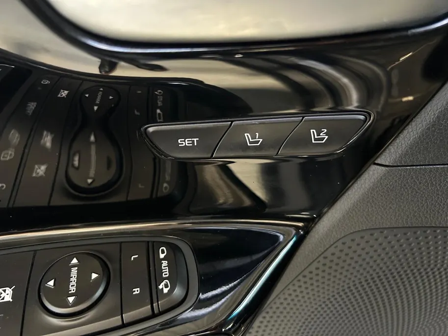 Kia e-Niro ExecutiveLine 64 kWh | Warmtepomp | Trekhaak Afneembaar + 13-Polige Stekker | Elektrisch verstelbare Voorstoelen | Bestuurdersstoel + Geheugen | Elektrisch Bedienbaar Schuif / Kanteldak | Stoelverwarming + Stoelkoeling | Stuurverwarming | JBL Geluidsinsta