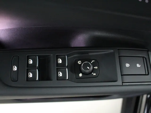 Volkswagen T-Roc 1.5 eTSI 150PK R-Line DSG (Nw Model) | Navigatie | IQ light | El. achterklep | PDC+Camera | Stuur- en Stoelverwarming