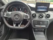 Mercedes-Benz GLA 180 Business Solution AMG AUTOMAAT | Trekhaak | Schuif/kanteldak | Navigatie | Camera | AMG-styling | Climate | Sensoren | Apple Carplay/Android Auto | Cruise | Stoelverwarming