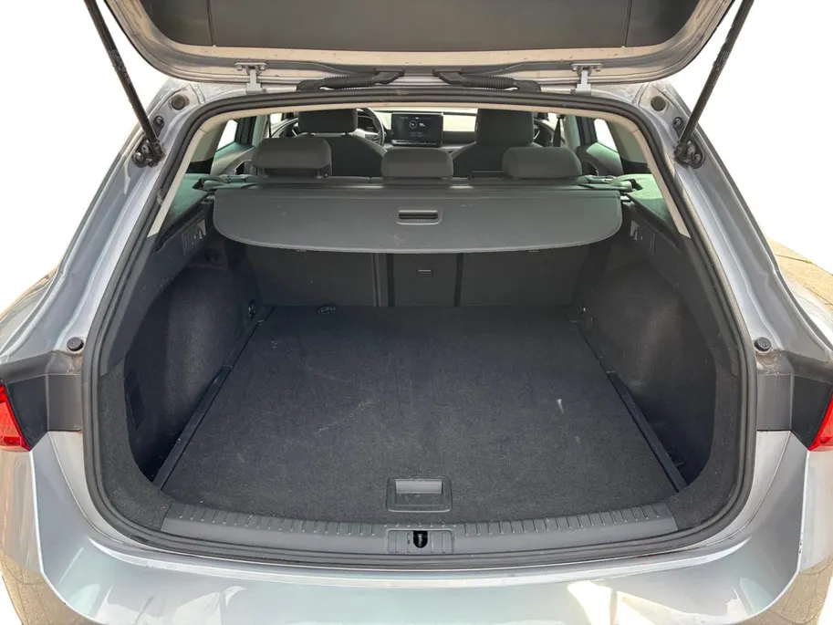 SEAT Leon Sportstourer 1.0 eTSI Style Business Intense | Metallic lak| Navigatie| Digitale cockpit| Parkeer sensoren V/A| Camera| Stuur verwarming| Keyless start| Zeer nette auto