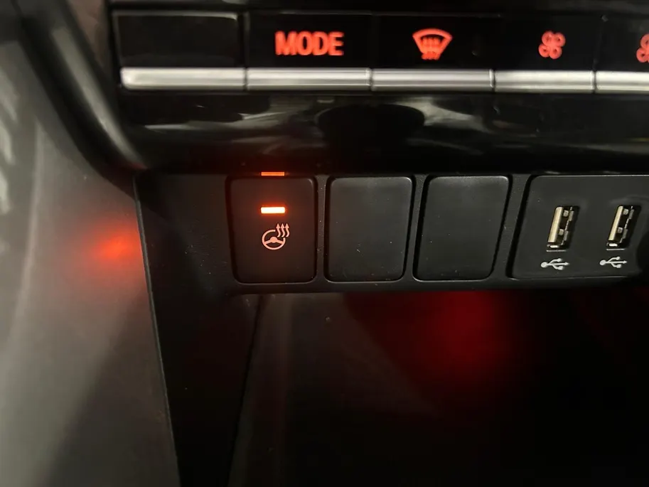 Mitsubishi Eclipse Cross 2.4 PHEV Prestige | All-Seasonbanden | Trekhaak + 13-Polige Stekker | Glazen schuif-/kanteldak |  Stoel- en stuurverwarming | Elektrisch verstelbare Voorstoelen   | Apple Carplay / Android Auto | Parkeersensoren Voor + Achter | Camera Achter | Cruise Cont
