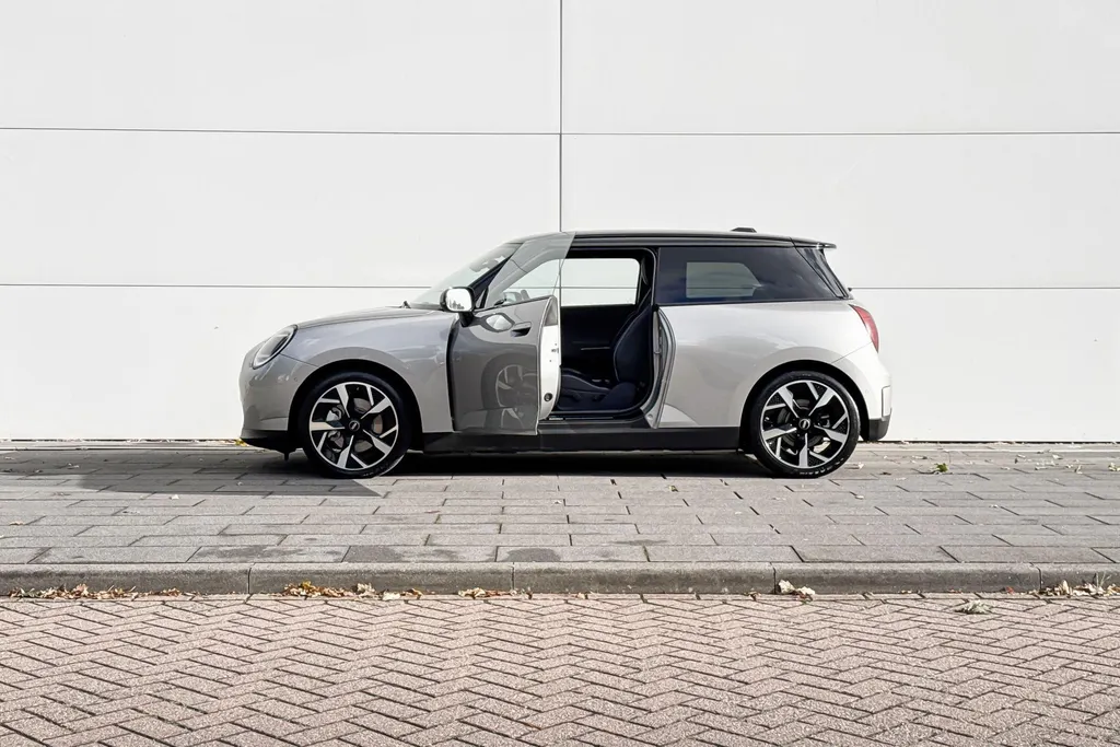 MINI Cooper 3-deurs Electric Cooper E Favoured L 40.7 kWh