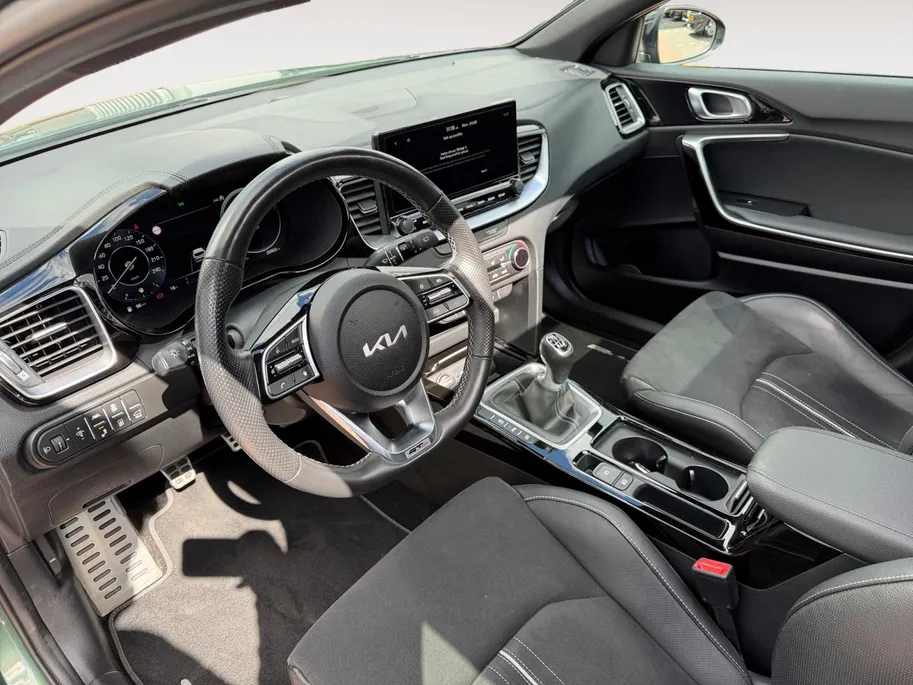 Kia ProCeed 1.5 T-GDi GT-Line 1e Eigenaar | Dealer onderhouden | Open dak | Stoel & Stuur verwarming | Navigatie | Apple CarPlay & Android Auto | Fabrieksgarantie 13-10-2030 +3x 1 jaar* | NAP