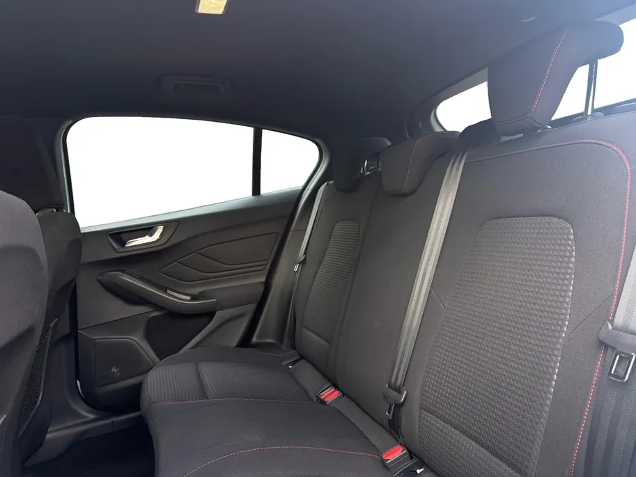 Ford Focus 1.0 EcoBoost Hybrid ST Line | NL-Auto | Dealer Onderhouden | Navigatie | Apple/Android Auto | Parkeersensoren | 12 maanden garantie! |