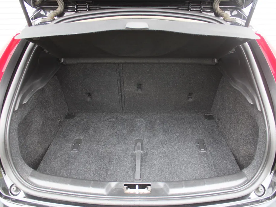Volvo V40 Cross Country 1.5 T3 Dynamic Edition | Trekhaak | 17' LM | Panoramadak | Leer | PDC v+a | Camera | Stoel-/voorruitverwarming | HK audio |