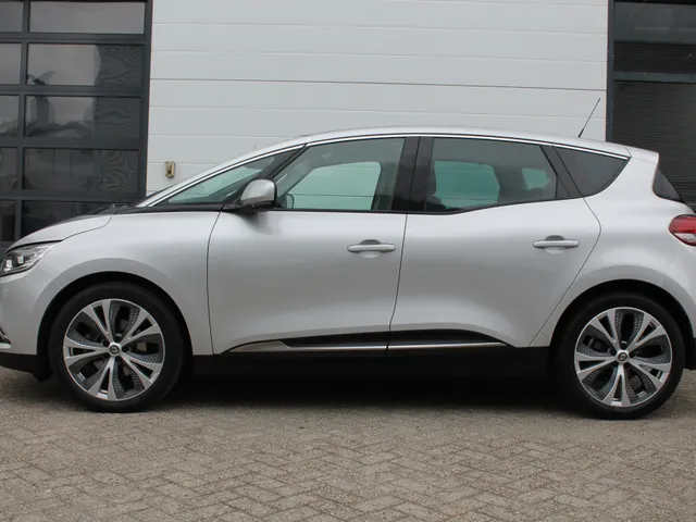 Renault Scénic 1.3 TCe Intens 140 PK | Trekhaak | Panoramisch dak | ECC | Camera achter | 1850 KG geremd |