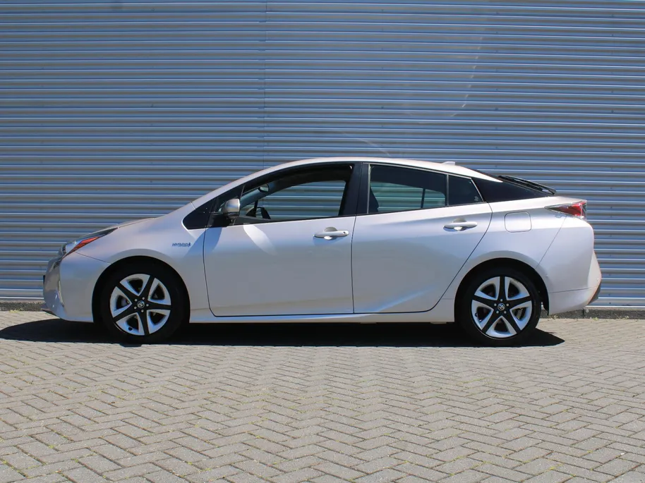 Toyota Prius 1.8 Executive | Trekhaak | Stoelverwarming | Camera | Leer | Dodehoek detectie | JBL audio | HUD | 17” LM | Navi | LED | Cruise adapt. | Incl. winterset |