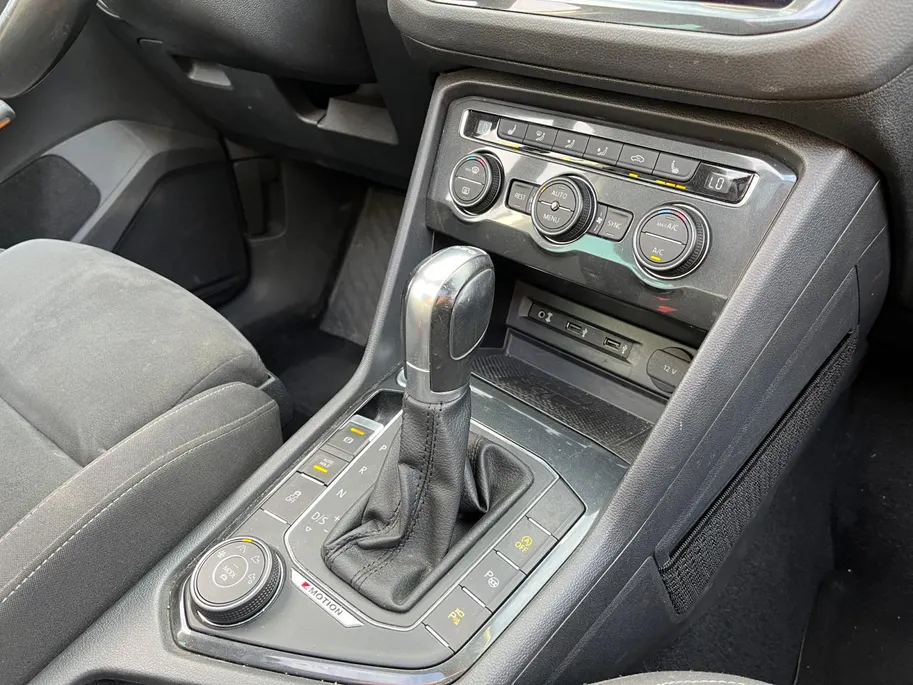 Volkswagen Tiguan 2.0 TSi DSG-aut. 4Motion Highline R-Line NL Auto | 11-2017 | Pano dak | Trekhaak | 20' | Stoelverwarming | Etc.