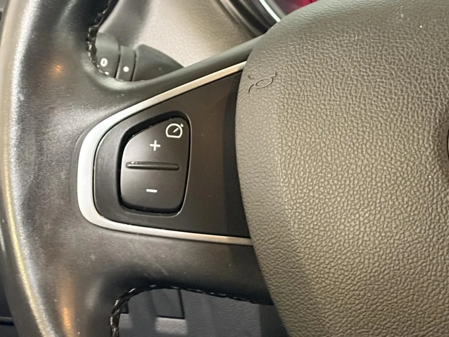 Renault Captur 90PK TCe Intens | Trekhaak | Navi | Climate Control | Bluetooth | Camera | Parkeersensoren | Cruise Control | Armsteun | Licht & Regen Sensor | Blind Spot |