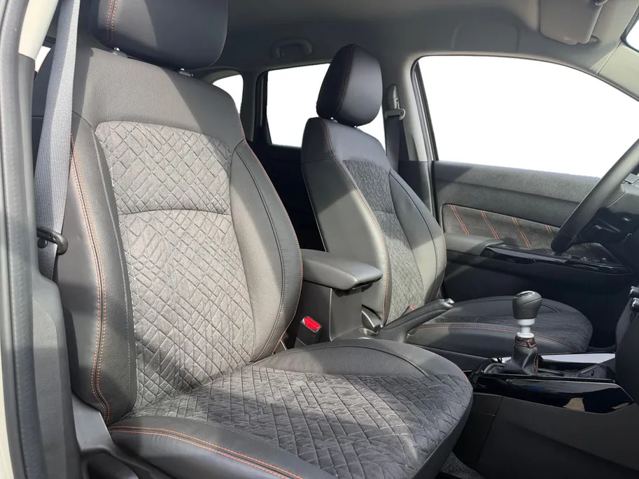 Suzuki Vitara 1.4 Boosterjet Smart Hybrid Special Edition | VOORRAAD! | €2200,- korting | Black Look | 17' zwarte lichtmetalen | Lederen en suède bekleding | Parkeersensoren Voor en achter