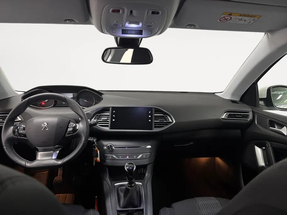 Peugeot 308 1.2 PureTech Allure APPLE CARPLAY ANDROID AUTO CAMERA PARKEERSENSOREN 5 DEURS LM VELGEN PAS 17000KM VOLLEDIGE DEALER ONDERHOUDEN ALLES AANTOONBAAR