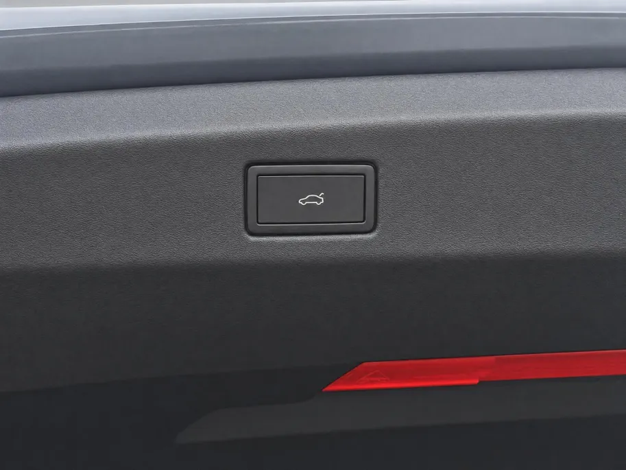 Volkswagen ID.7 Limited Edition Plus 77 kWh accu 286 PK · Trekhaak inklapbaar, met elektrische ontgrendeling · Draadloze telefoonlader ·