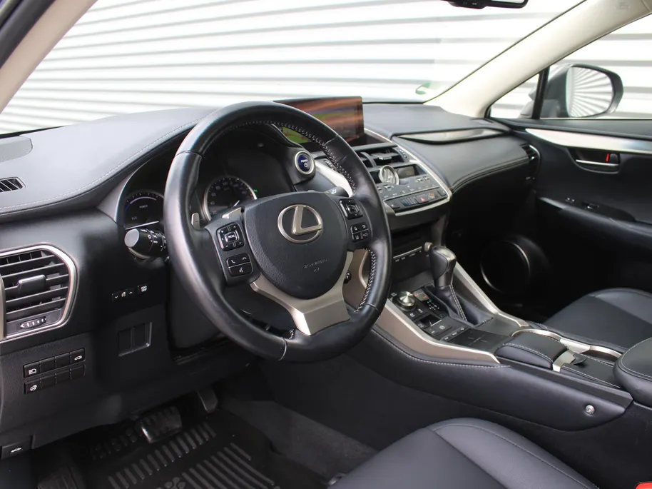 Lexus NX 300h AWD Sport Edition | Luxury + Safety Pack | Stuur-/stoelverwarming | Schuif-/kantel dak | Draadloze lader | 18' LM | Camera | Cruise adapt. |