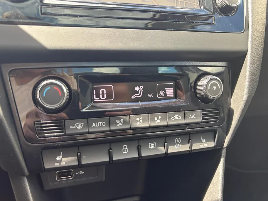 Škoda Rapid Spaceback 1.0 TSI Greentech Clever | Panoramadak | Climate Control | Cruise Control | Stoelverwarming | Parkeersensoren achter | DAB |