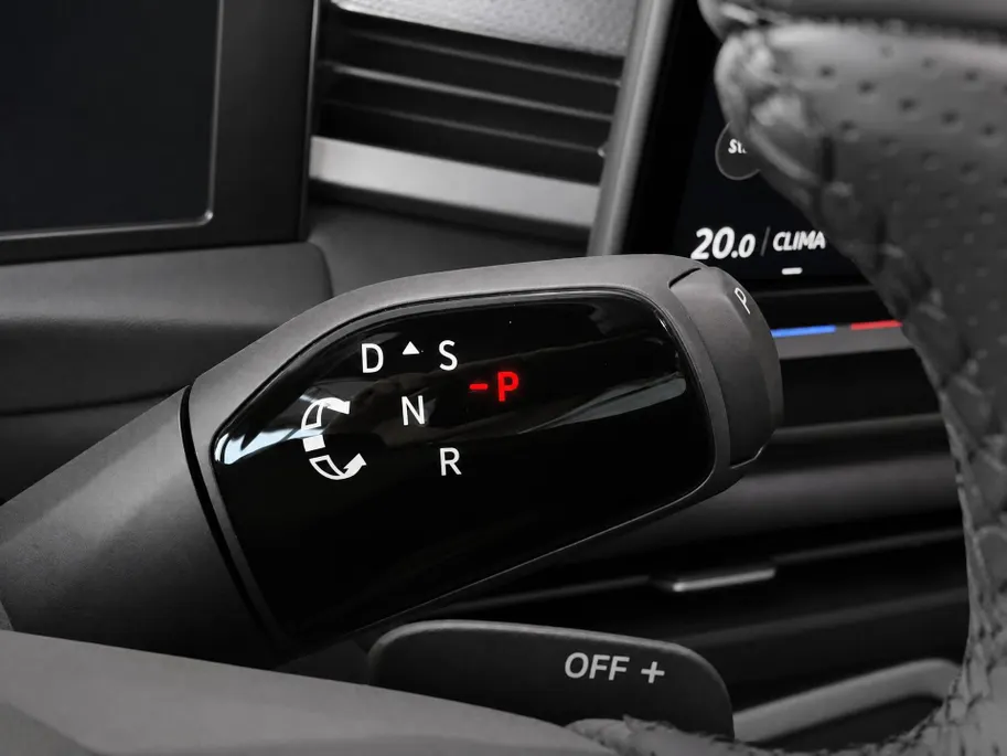 Volkswagen T-Roc 1.5 eTsi R-Line First Edition 150 pk 7 versn. DSG · Achteruitrijcamera · Electrische achterklep · Trekhaak