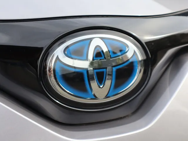 Toyota C-HR 2.0 Hybrid First Edition Trekhaak | Blindspot | Stuur en stoelverwarming