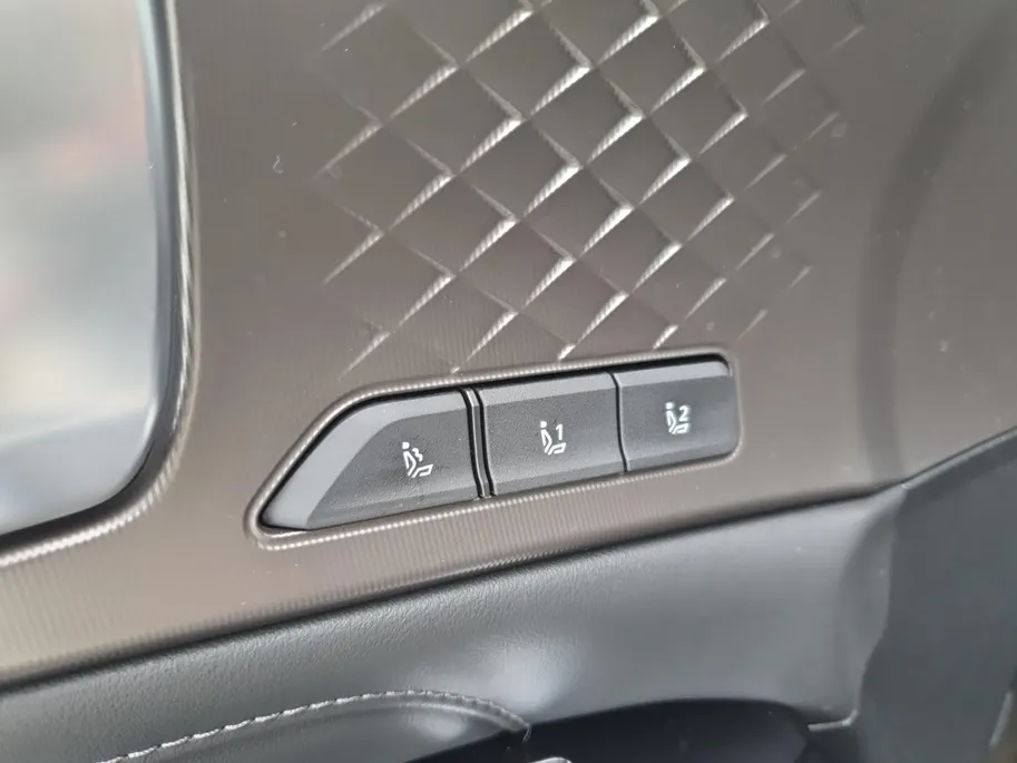 Kia Sorento 1.6 T-GDi Plug-in Hybrid 4WD ExecutiveLine 7p | Black Pack | Stoel verwarming en ventilatie | Panorama schuifdak | Sidebars | Lichtmetalen velgen 21inch | Lederen bekleding | Elektrisch bedienbare voorstoelen |
