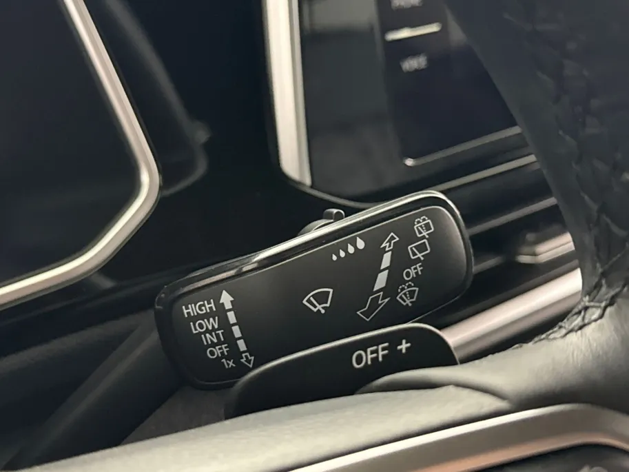 Volkswagen T-Roc 1.5 TSI R-Line DSG Automaat | IQ Light | Elektrische Achterklep | Winterpakket