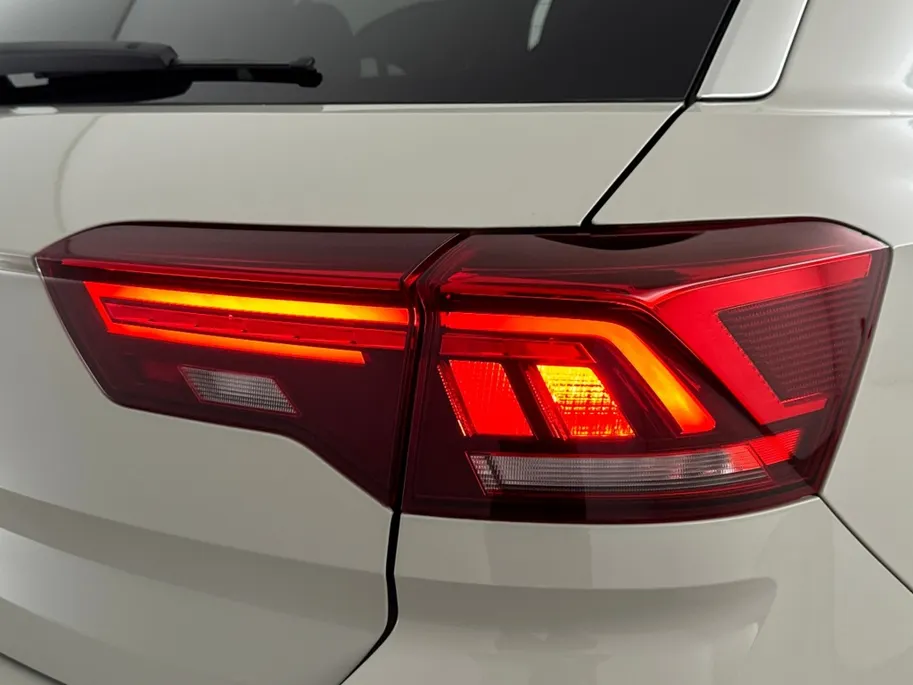 Volkswagen T-Roc 1.5 TSI R-Line DSG Automaat | IQ Light | Elektrische Achterklep | Winterpakket