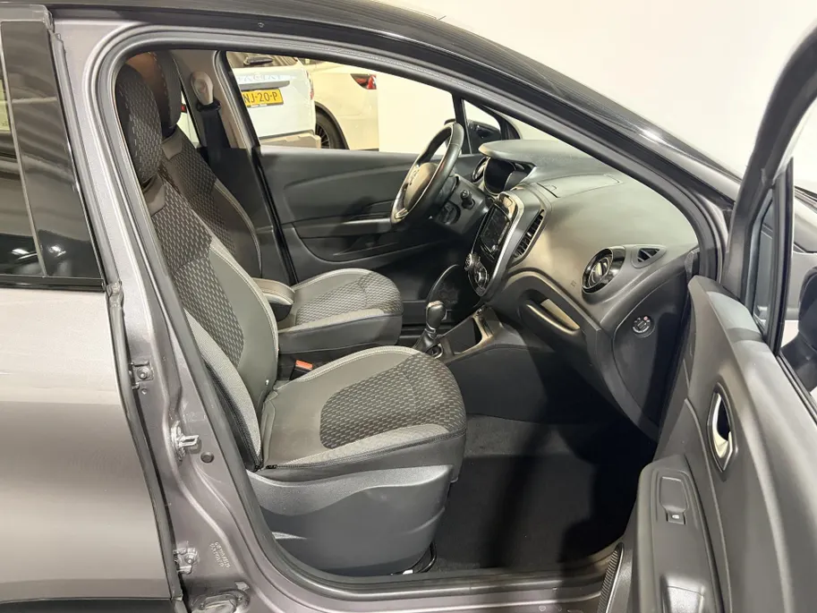 Renault Captur 150PK TCe Intens Automaat | 1ste Eigenaar | Trekhaak | 1200kg Trekgewicht | Cruise Control | Climate Control | Navigatie | Camera | Parkeersensoren | Licht & Regen Sensor | Armsteun |