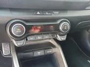 Kia Stonic 1.0 T-GDi MHEV GT-PlusLine | Stoel en stuurverwarming | Schuifdak | Dodehoek detectie | Climate control | Cruise control | Camera | Navigatie | Parkeersensoren voor en achter |