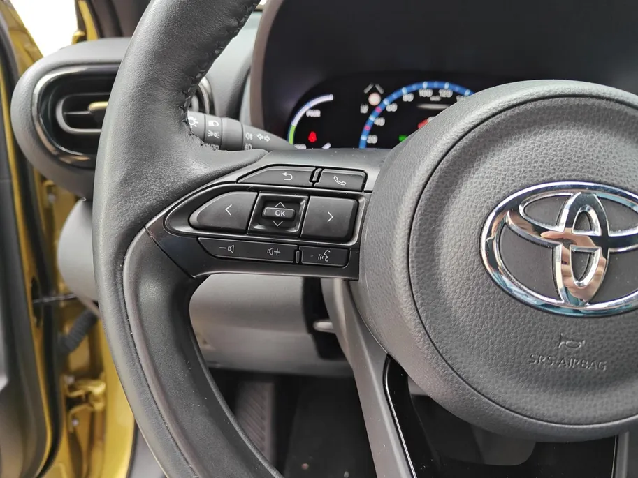 Toyota Yaris Cross 1.5 Hybrid Launch Edition | Slechts 12.000 km! | JBL Audio | Head-Up Display | Adaptieve Cruise Control | Camera | Keyless Entry | Stoel- & Stuurverwarming