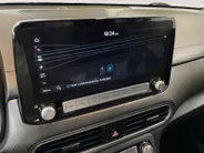 Hyundai Kona EV Fashion 64 kWh | 100% SOH | Warmtepomp | Navigatie | Apple Carplay & Android Auto | Adaptive cruise control | Climate control | Head-up display | Parkeersensoren achter |